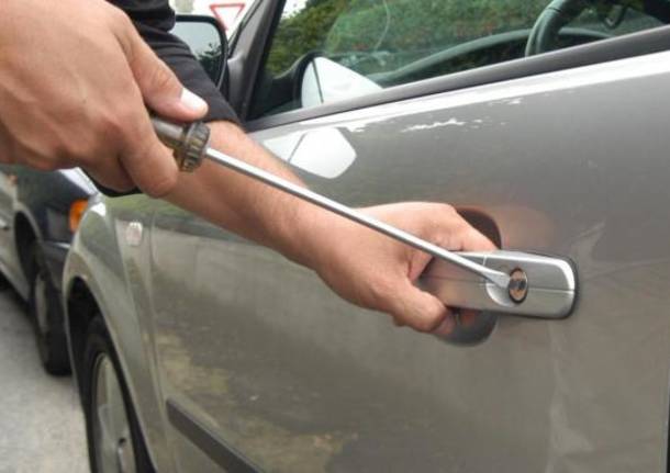 Benefits of hiring Automotive locksmith experts